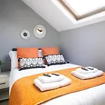 Comfortable 5br -free Wifi & Parking- Netflix Vakantiehuis *