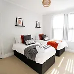 Comfortable 5br -free Wifi & Parking- Netflix * Leeds (West Yorkshire)
