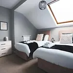 Vakantiehuis Comfortable 5br -free Wifi & Parking- Netflix