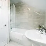 Vakantiehuis Comfortable 5br -free Wifi & Parking- Netflix Leeds (West Yorkshire)