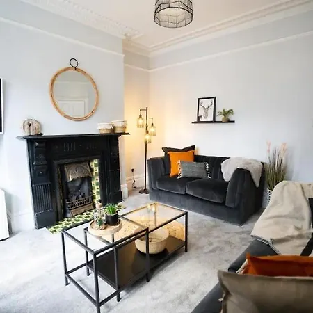 Сasa de vacaciones Relocation Stays 5Br Home -Fast Wifi & Parking- Netflix Leeds (West Yorkshire)