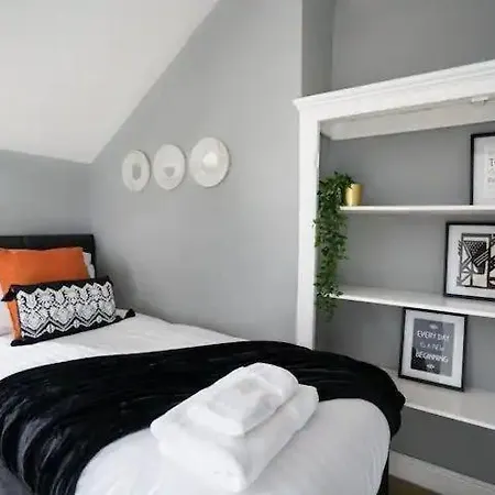 Relocation Stays 5Br Home -Fast Wifi & Parking- Netflix Leeds (West Yorkshire)