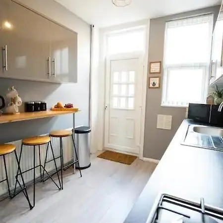 Modern 5br -fast Wifi & Parking