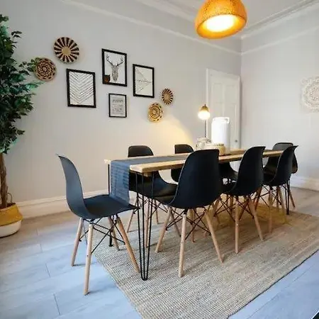 Bright 5Br Home -Free Wifi & Parking- Netflix Prázdninový dům *