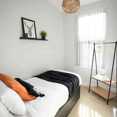 Ferienhaus Modern 5Br Home -Fast Wifi & Parking *