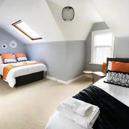 Modern 5Br Home -Fast Wifi & Parking