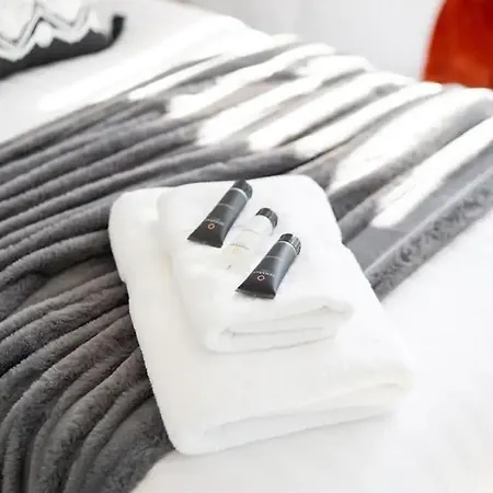 Bright 5Br Home -Free Wifi & Parking- Netflix 리즈