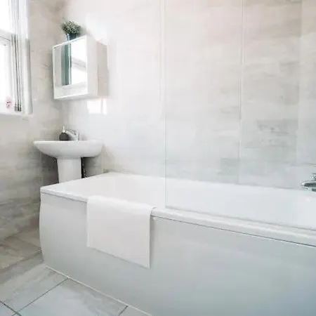 Bright 5Br Home -Free Wifi & Parking- Netflix Prázdninový dům *