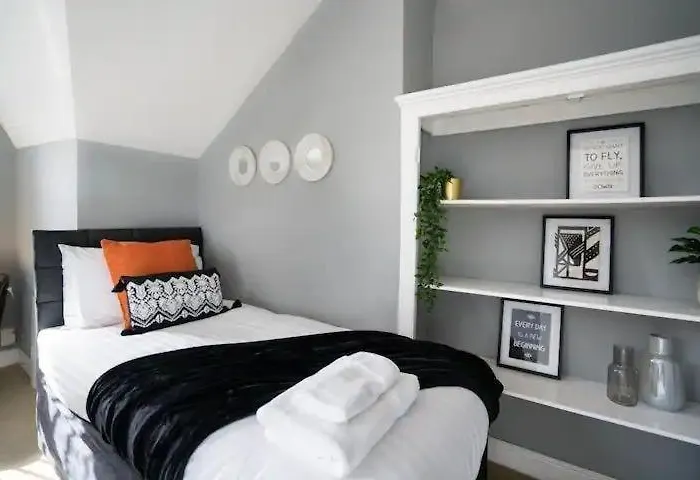 Relocation Stays 5Br Home -Fast Wifi & Parking- Netflix Leeds (West Yorkshire)