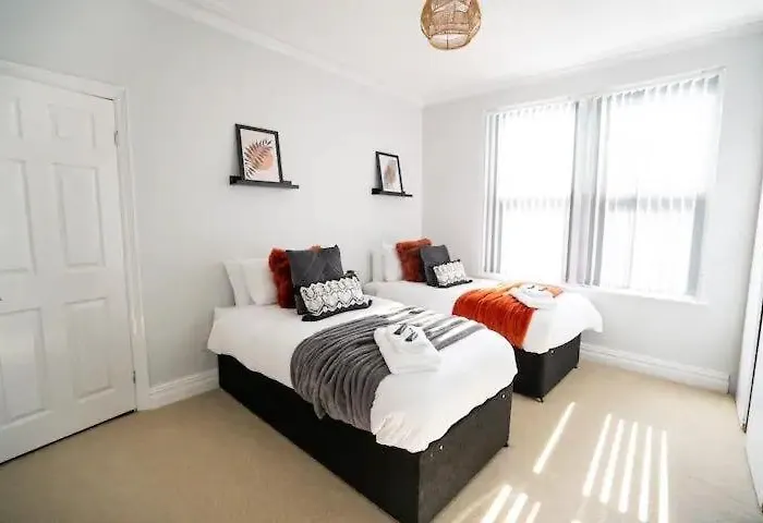 Modern 5Br Home -Fast Wifi & Parking * Leeds (West Yorkshire)