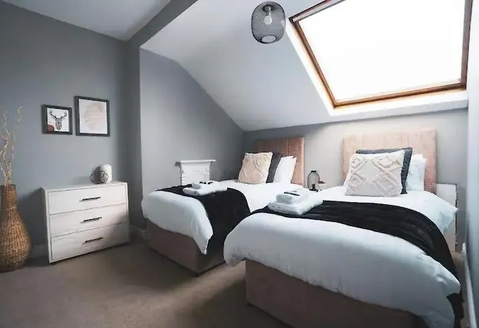 Hébergement de vacances Modern 5br -fast Wifi & Parking