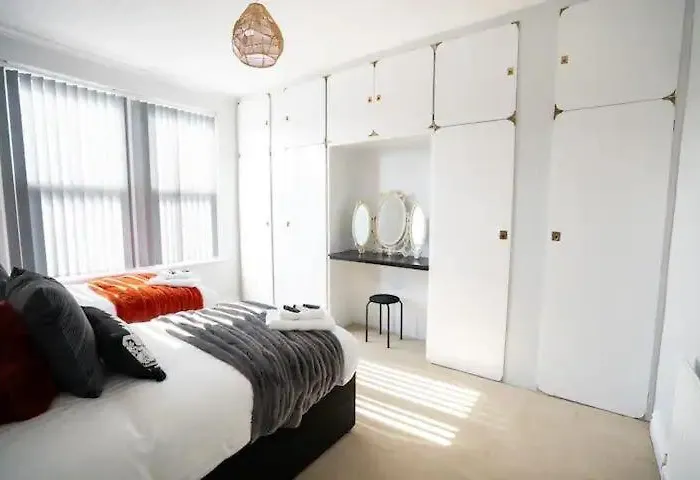 Modern 5Br Home -Fast Wifi & Parking Ferienhaus