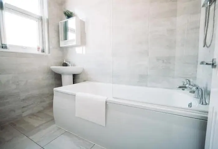 Modern 5Br Home -Fast Wifi & Parking Ferienhaus *