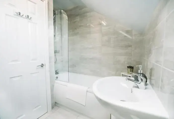 Ferienhaus Modern 5Br Home -Fast Wifi & Parking Leeds (West Yorkshire)