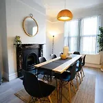 Comfortable 5br -free Wifi & Parking- Netflix * Leeds (West Yorkshire)