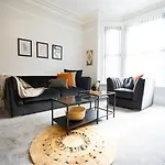Comfortable 5br -free Wifi & Parking- Netflix Hébergement de vacances Leeds (West Yorkshire)