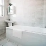 Comfortable 5br -free Wifi & Parking- Netflix Hébergement de vacances *