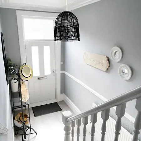 Bright 5Br Home -Free Wifi & Parking- Netflix Λιντς