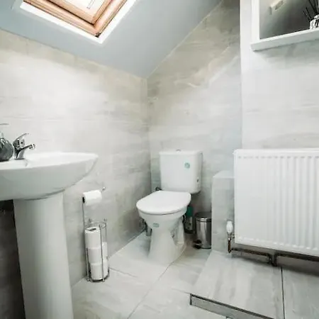 Σπίτι διακοπών Bright 5Br Home -Free Wifi & Parking- Netflix Λιντς